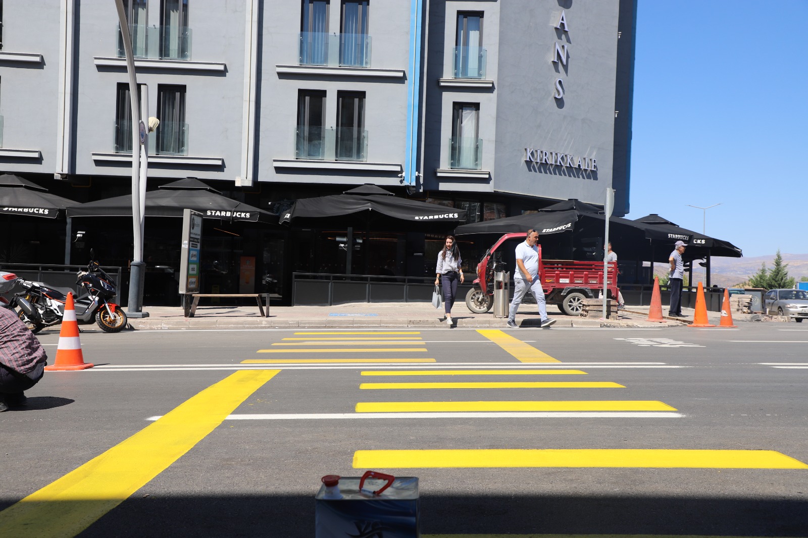 devlet-bahceli-bulvarinda-yaya-gecidi-calismalarimiz-araliksiz-devam-ediyor